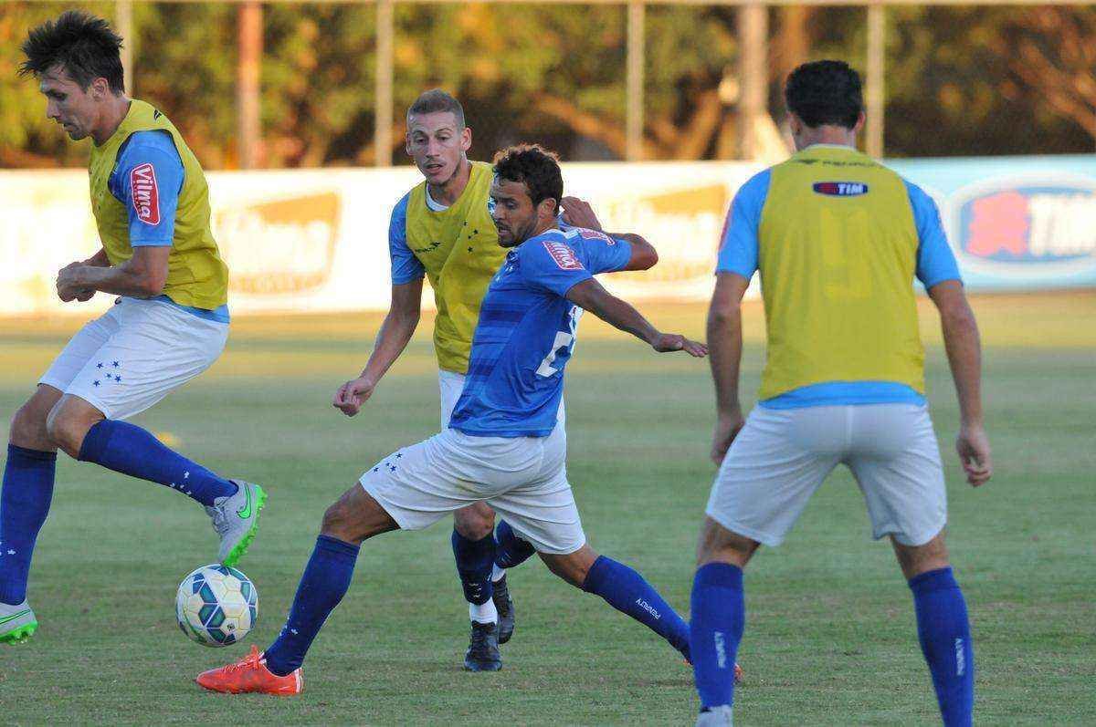 Uillian Correia chegou ao Cruzeiro exatamente no dia da demisso de Vanderlei Luxemburgo, tcnico que o indicou. Volante foi apresentado por Bruno Vicintin e pelo presidente Gilvan. Mais cedo, reforo treinou sob as orientaes do tcnico interino Deivid