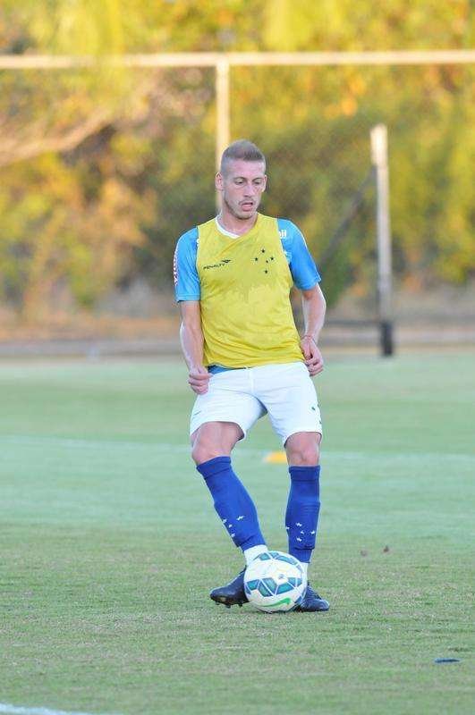 Uillian Correia chegou ao Cruzeiro exatamente no dia da demisso de Vanderlei Luxemburgo, tcnico que o indicou. Volante foi apresentado por Bruno Vicintin e pelo presidente Gilvan. Mais cedo, reforo treinou sob as orientaes do tcnico interino Deivid