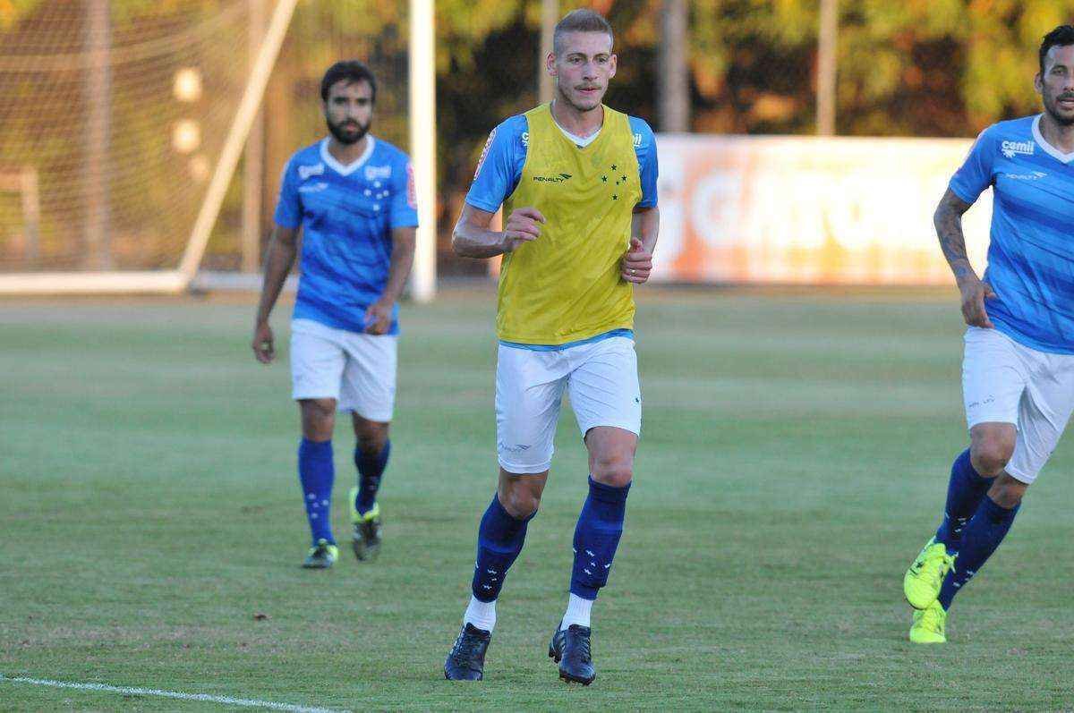Uillian Correia chegou ao Cruzeiro exatamente no dia da demisso de Vanderlei Luxemburgo, tcnico que o indicou. Volante foi apresentado por Bruno Vicintin e pelo presidente Gilvan. Mais cedo, reforo treinou sob as orientaes do tcnico interino Deivid