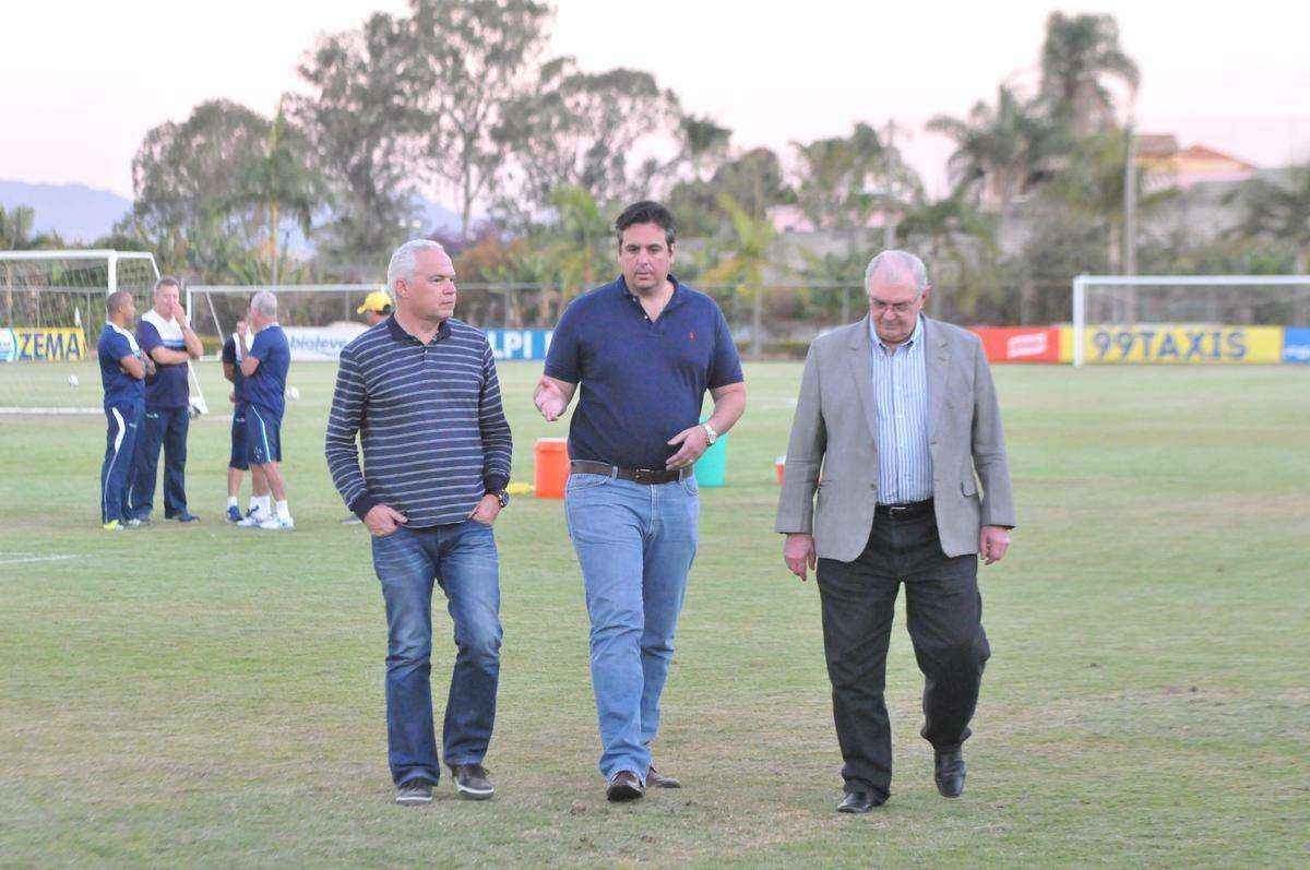Uillian Correia chegou ao Cruzeiro exatamente no dia da demisso de Vanderlei Luxemburgo, tcnico que o indicou. Volante foi apresentado por Bruno Vicintin e pelo presidente Gilvan. Mais cedo, reforo treinou sob as orientaes do tcnico interino Deivid
