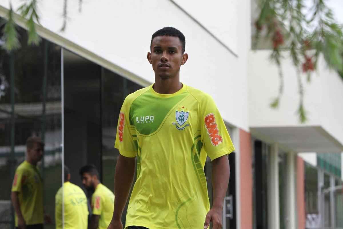 Renato Bruno (volante): promovido  equipe profissional, fez duas partidas em 2015, ambas como suplente. Recentemente, o jogador sofreu ruptura no ligamento cruzado do joelho esquerdo e parar por pelo menos seis meses.