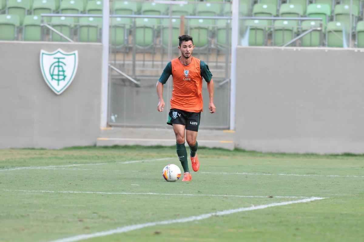 Bruno Svio (atacante): artilheiro da Taa BH de 2014 com nove gols, Bruno Svio subiu ao profissional com grande destaque e at chegou a fazer boas apresentaes em algumas oportunidades, porm no marcou nenhum gol. Ele j disputou 18 partidas em 2015, sendo 12 como titular.