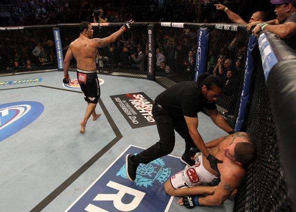 Minotauro festeja a vitria por nocaute diante de Brendan Schaub no Rio de Janeiro