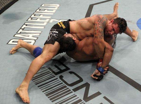 Minotauro teve revanche contra Frank Mir, mas foi derrotado com uma kimura no UFC 140