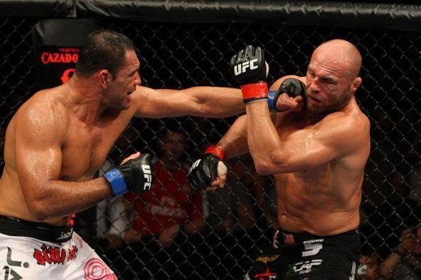 Minotauro acerta jab em Randy Couture e vence por deciso unnime no UFC 102