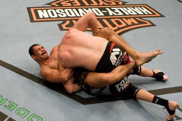 Minotauro finalizou Tim Sylvia com guilhotina, em 2008, e conquistou o cinturo interino do UFC