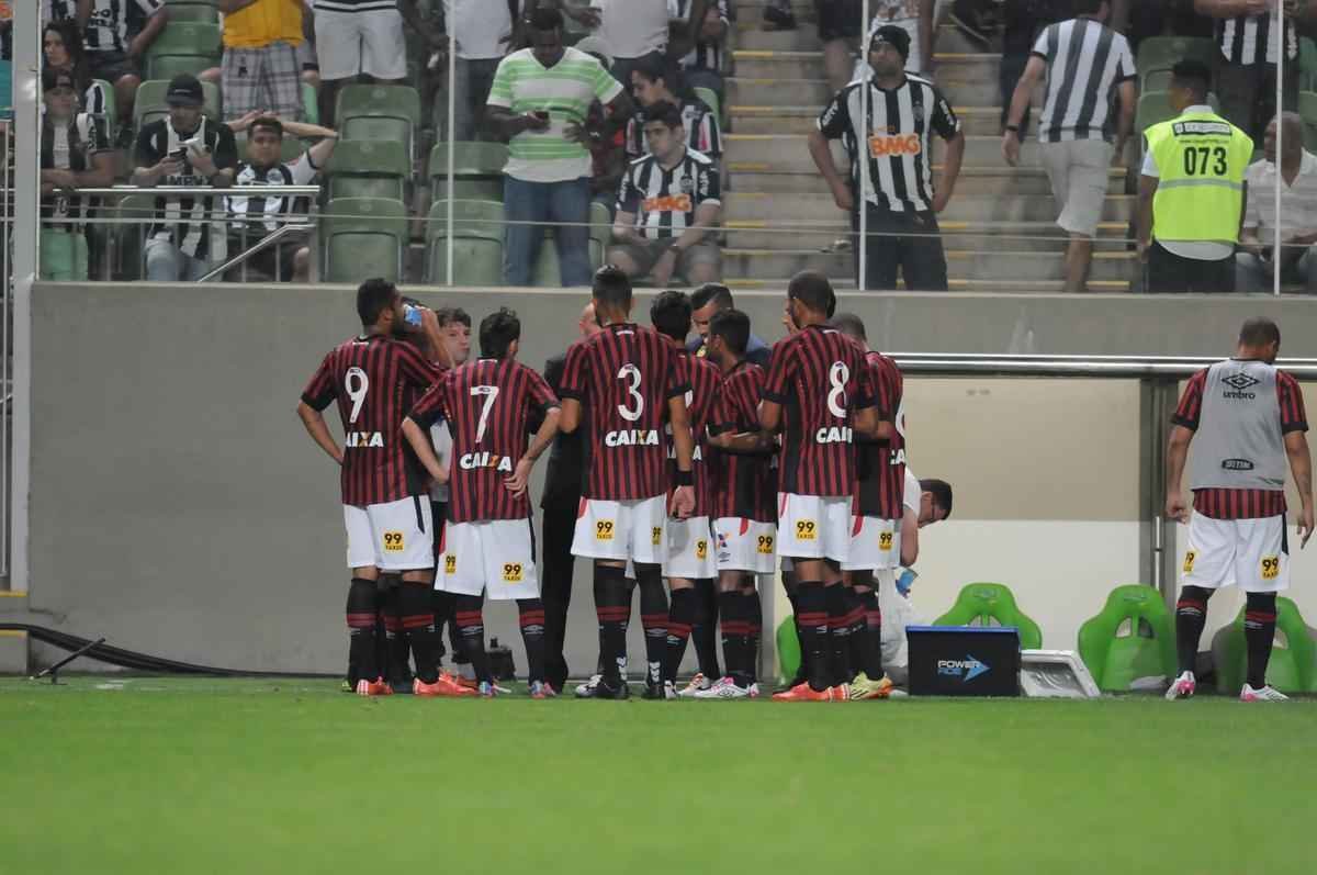 Fotos de Atltico x Atltico-PR, no Independncia, pela 22 rodada do Campeonato Brasileiro (Ramon Lisboa/EM/D.A Press)