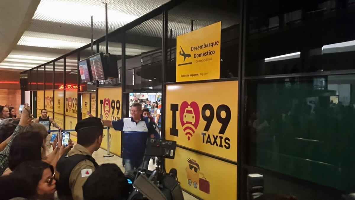 Com apoio de torcedores e assdio de passageiros, equipe retornou em clima tranquilo