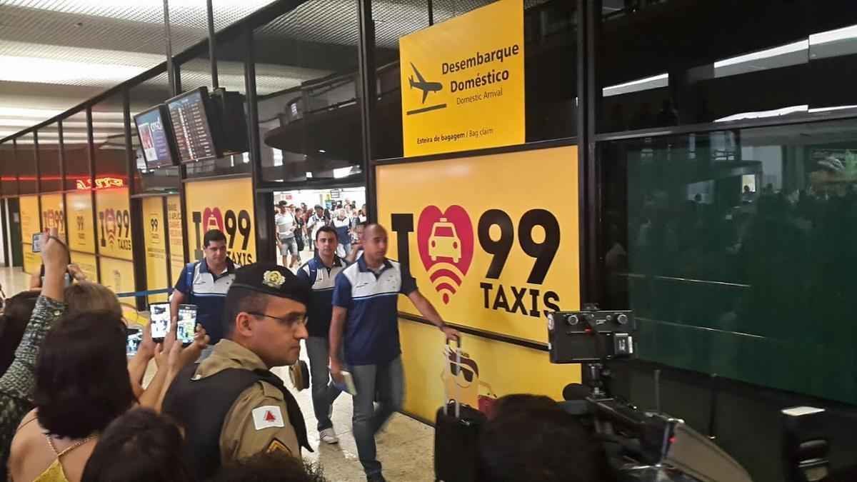 Com apoio de torcedores e assdio de passageiros, equipe retornou em clima tranquilo