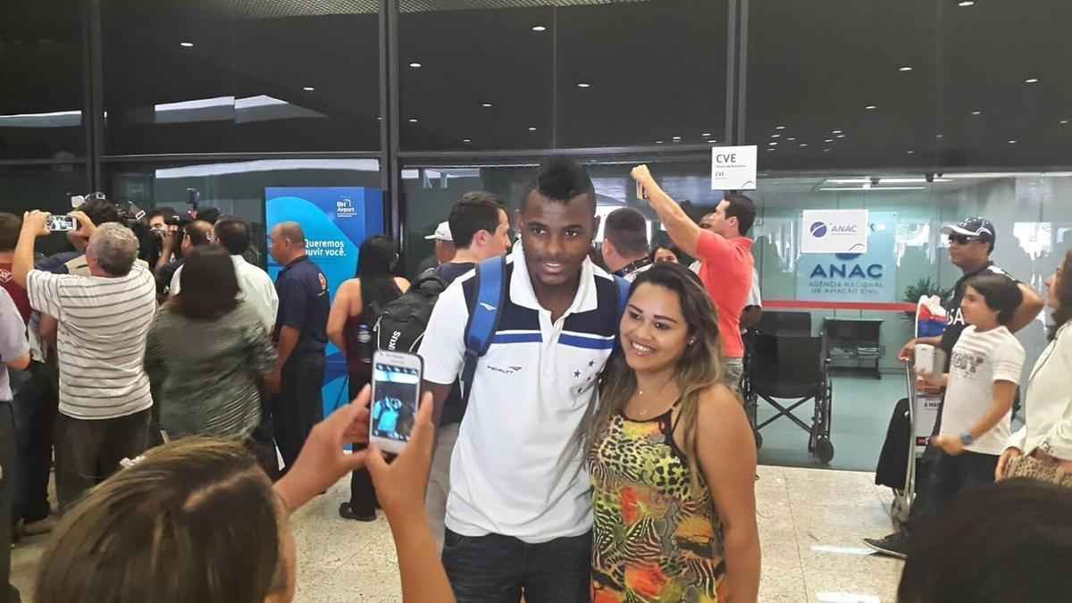 Com apoio de torcedores e assdio de passageiros, equipe retornou em clima tranquilo