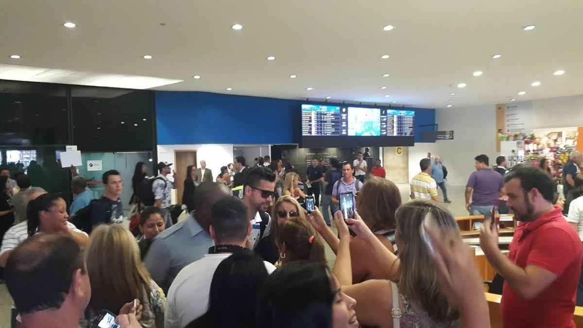 Com apoio de torcedores e assdio de passageiros, equipe retornou em clima tranquilo