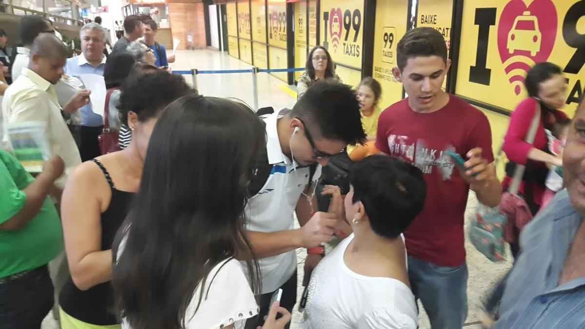 Com apoio de torcedores e assdio de passageiros, equipe retornou em clima tranquilo