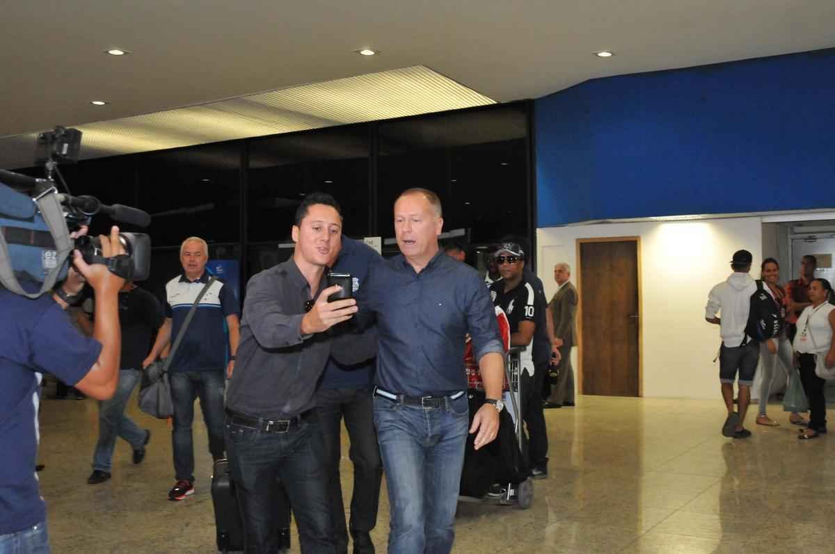 Com apoio de torcedores e assdio de passageiros, equipe retornou m clima tranquilo