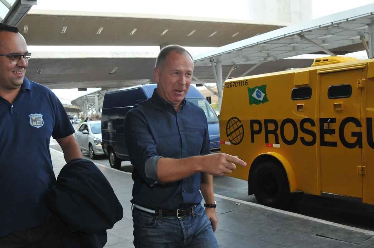 Com apoio de torcedores e assdio de passageiros, equipe retornou m clima tranquilo