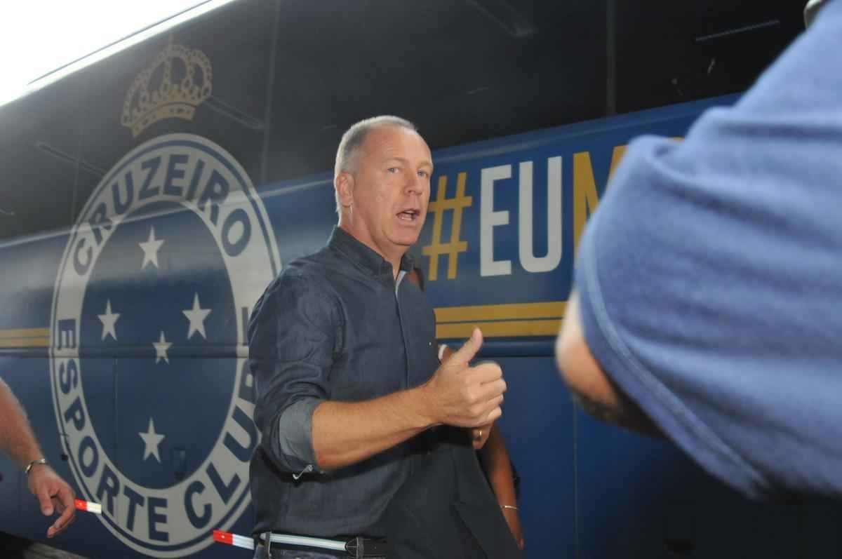 Com apoio de torcedores e assdio de passageiros, equipe retornou m clima tranquilo