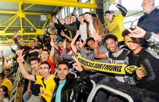 Torcedores do Borussia e refugiados assistem  partida do clube na ltima quinta-feira. 
