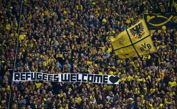 Torcida do Borussia recepciona os refugiados