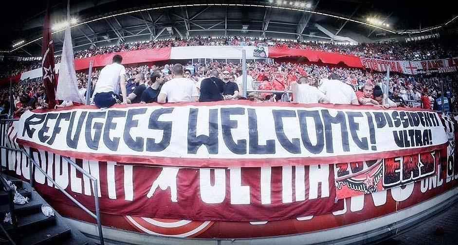 Torcedores europeus seguram placas em apoio aos refugiados: 'Refugiados bem-vindos'