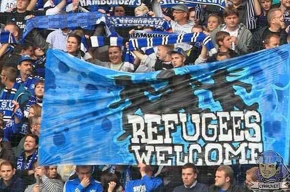 Torcedores europeus seguram placas em apoio aos refugiados: 'Refugiados bem-vindos'