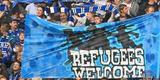 Torcedores europeus seguram placas em apoio aos refugiados: 'Refugiados bem-vindos'