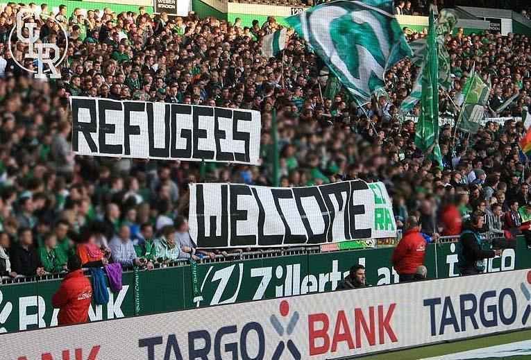 Torcedores europeus seguram placas em apoio aos refugiados: 'Refugiados bem-vindos'