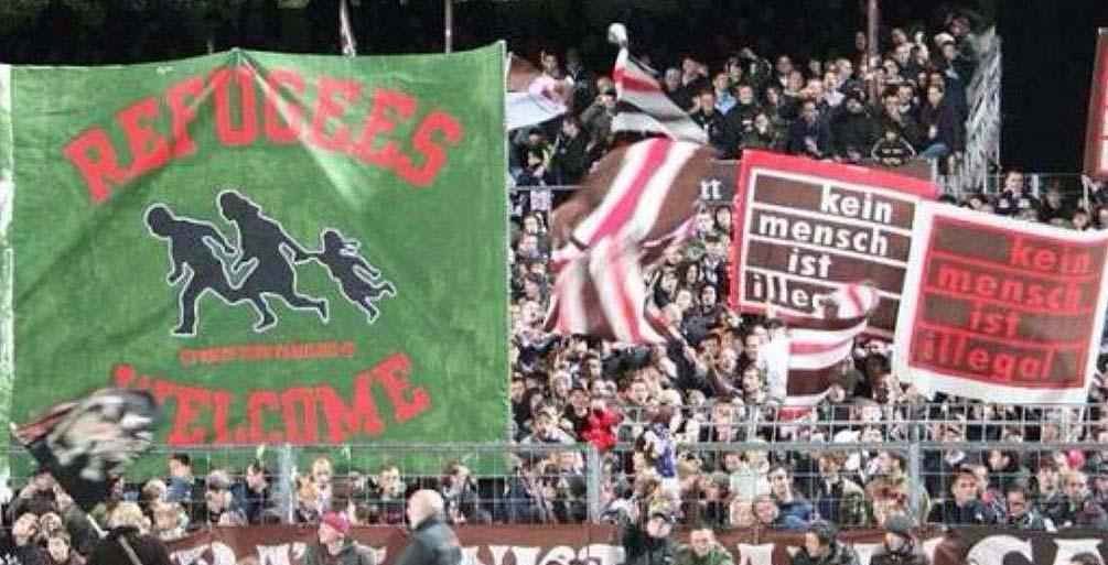 Torcedores europeus seguram placas em apoio aos refugiados: 'Refugiados bem-vindos' e 'Nenhum home  ilegal'