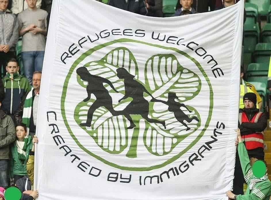 Torcedores do Celtic seguram placa em apoio aos refugiados: 'Refugiados bem-vindos' e 'criado por imigrantes'