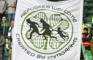 Torcedores do Celtic seguram placa em apoio aos refugiados: 'Refugiados bem-vindos' e 'criado por imigrantes'