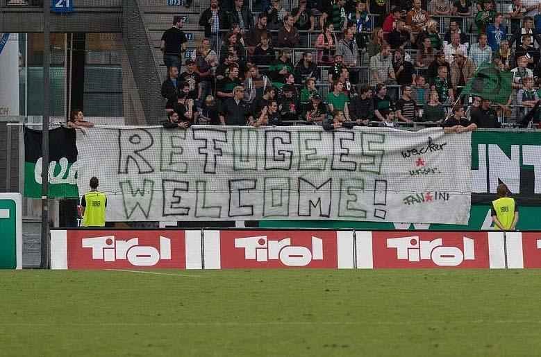 Torcedores europeus seguram placas em apoio aos refugiados: 'Refugiados bem-vindos'