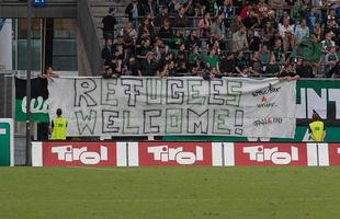 Torcedores europeus seguram placas em apoio aos refugiados: 'Refugiados bem-vindos'