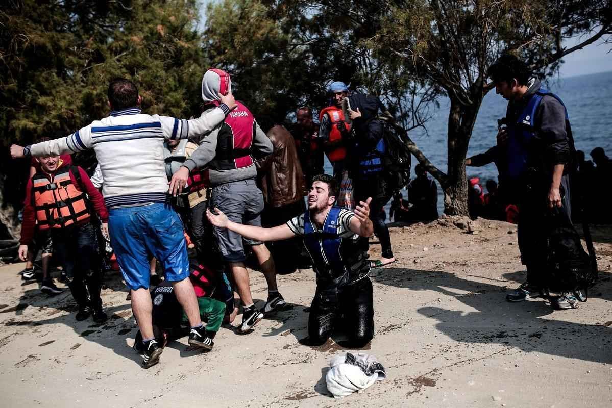 Refugiados saem da Turquia, atravessando o Mar Egeu a bote e chegam na costa de Lesbos, na Grcia