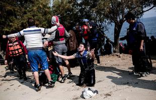 Refugiados saem da Turquia, atravessando o Mar Egeu a bote e chegam na costa de Lesbos, na Grcia