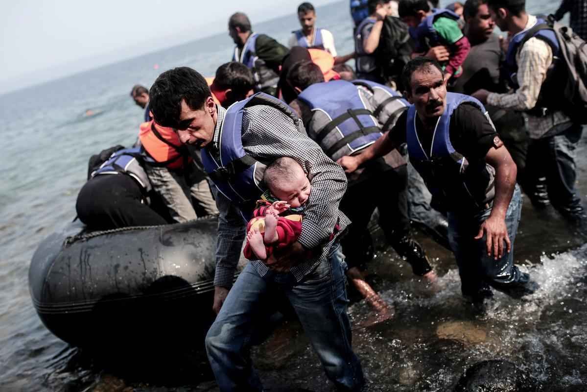 Refugiados saem da Turquia, atravessando o Mar Egeu a bote e chegam na costa de Lesbos, na Grcia