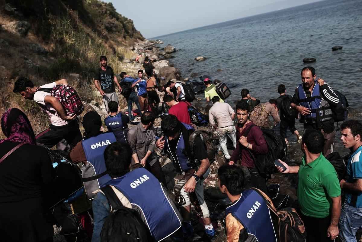 Refugiados saem da Turquia, atravessando o Mar Egeu a bote e chegam na costa de Lesbos, na Grcia