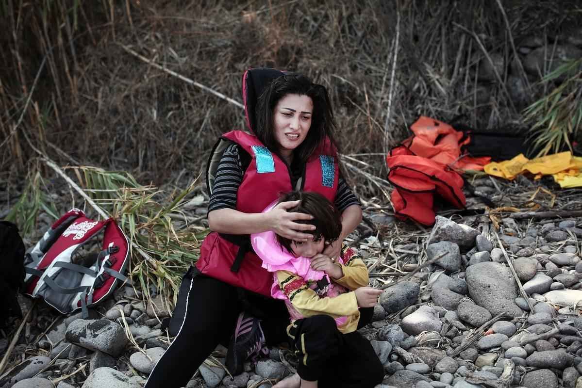 Refugiados saem da Turquia, atravessando o Mar Egeu a bote e chegam na costa de Lesbos, na Grcia