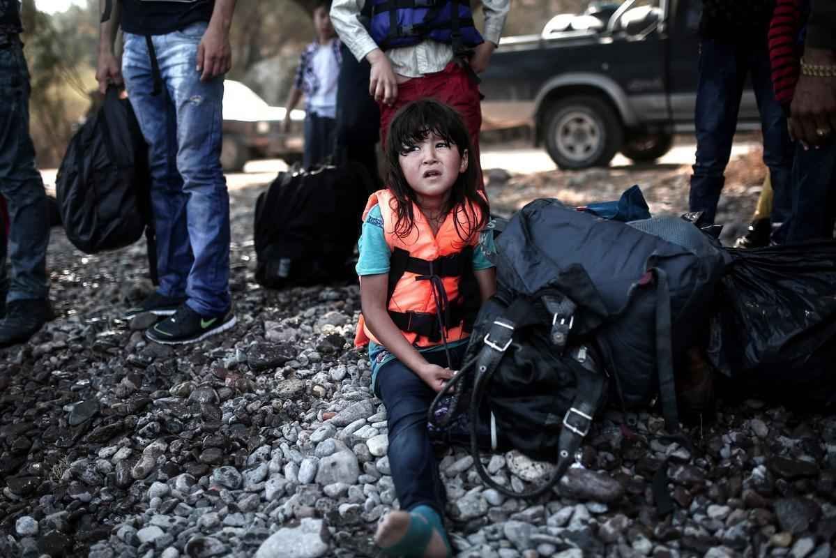 Refugiados saem da Turquia, atravessando o Mar Egeu a bote e chegam na costa de Lesbos, na Grcia