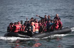 Refugiados saem da Turquia, atravessando o Mar Egeu a bote e chegam na costa de Lesbos, na Grcia