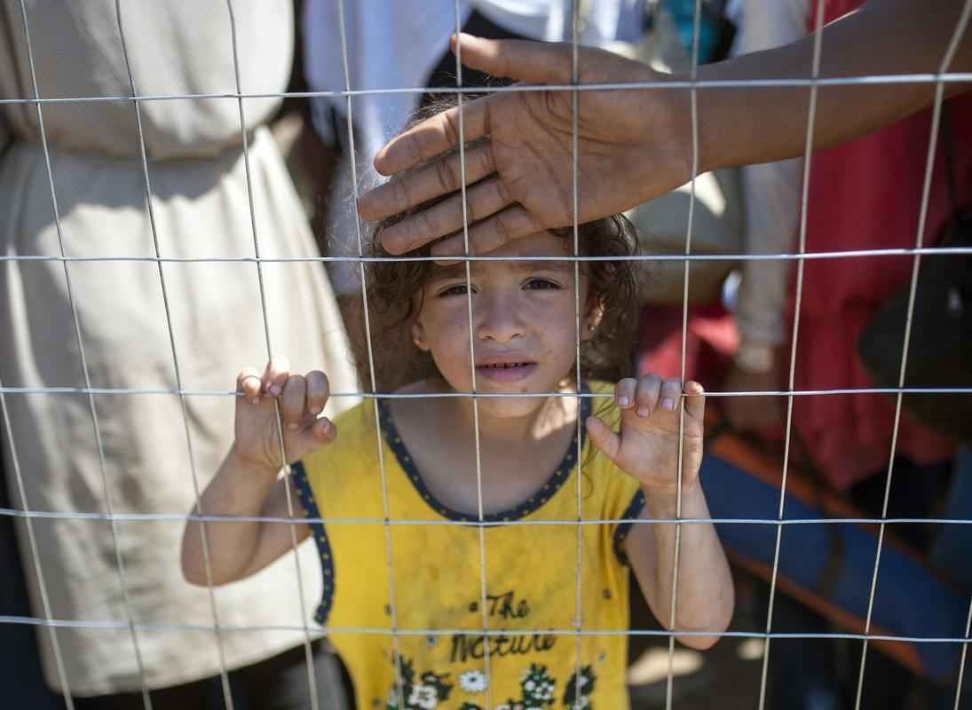 Refugiados atravessam a fronteira entre Macednia e Grcia, em busca de asilo nos pases europeus