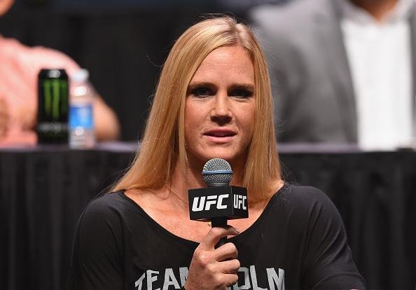 Veja imagens da super coletiva do UFC em Las Vegas - Holly Holm, que enfrenta a campe dos galos, Ronda Rousey, dia 14 de novembro, pelo UFC 193, na Austrlia