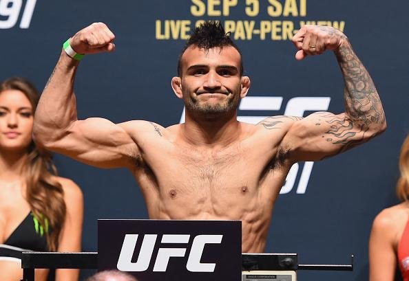 Confira a galeria de fotos da pesagem do UFC 191 - John Lineker