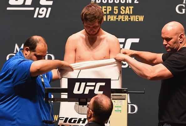 Confira a galeria de fotos da pesagem do UFC 191 - Clay Collard