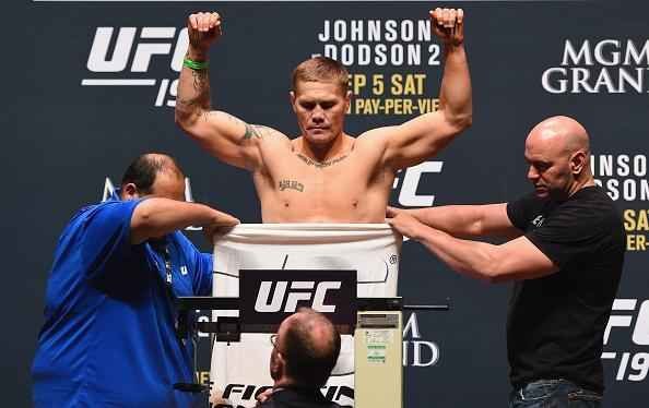 Confira a galeria de fotos da pesagem do UFC 191 - Joe Riggs 