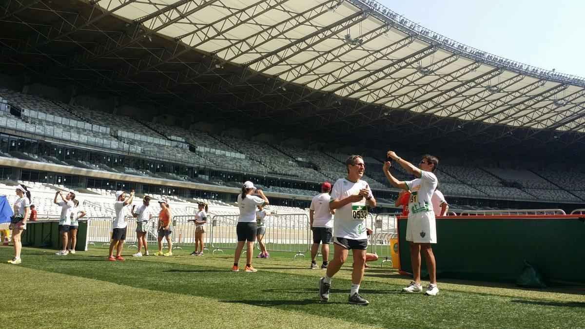 Esportistas correm no gramado do Gigante da Pampulha