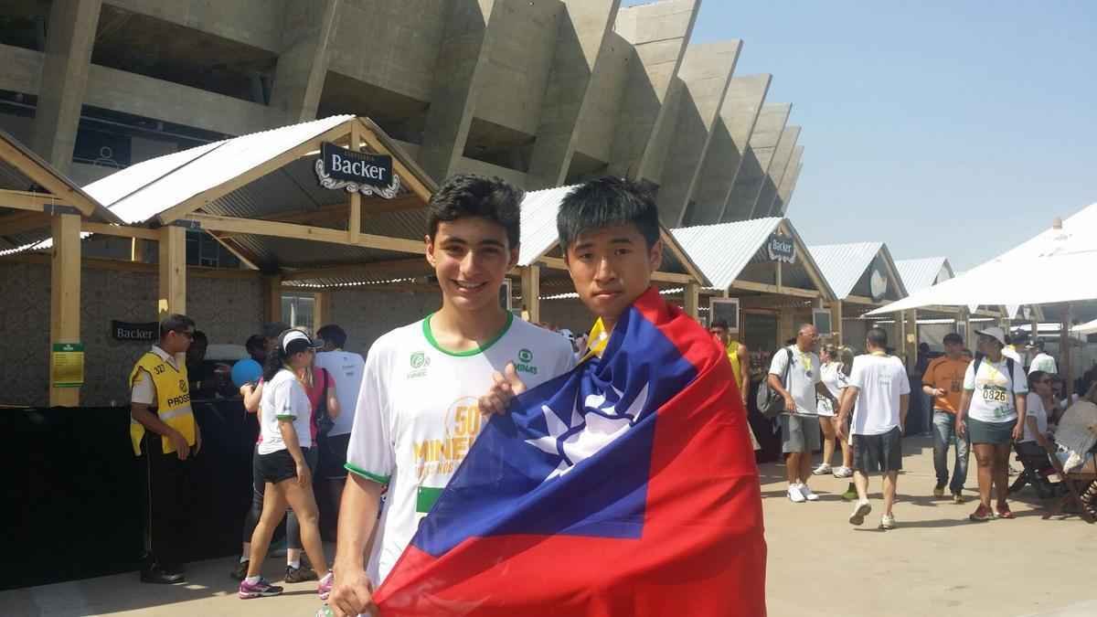 Garoto taiwanês visita o Gigante da Pampulha