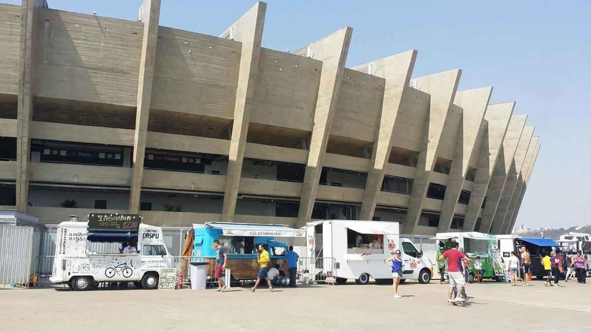 Encontro de Food Trucks na esplanada do Mineirão
