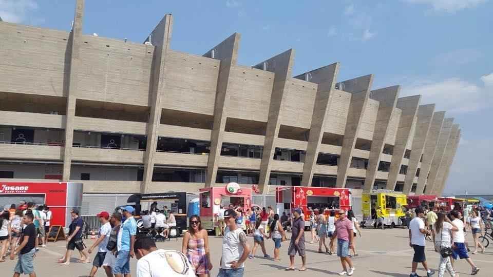 Encontro de Food Trucks na esplanada do Mineirão