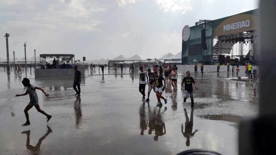 Chuva surpreende público na esplanada do Mineirão