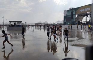 Chuva surpreende pblico na esplanada do Mineiro