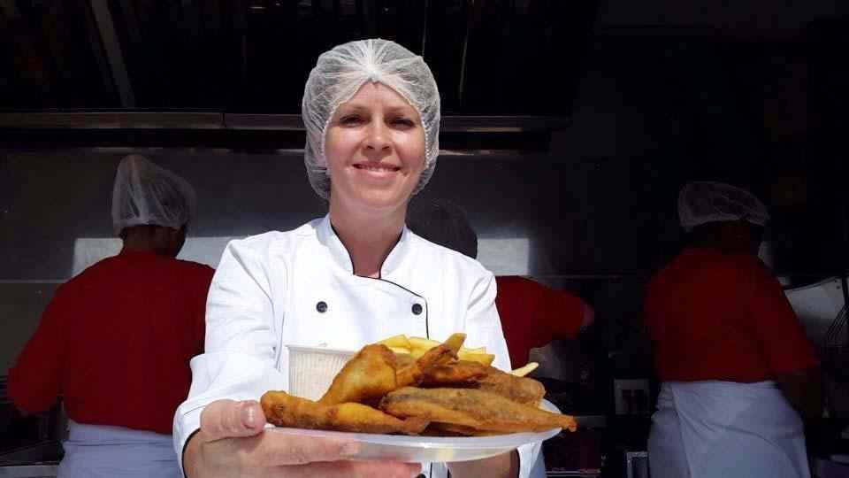 Glenia Mattos, proprietária do food truck Insane, vende aperitivos durante a tarde de festa