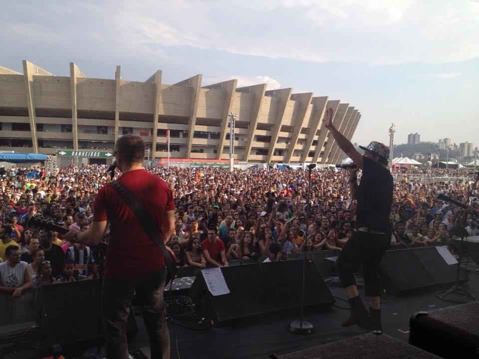 Banda mineira Tianastácia se apresentando no palco da Festa de 50 Anos do Mineirão